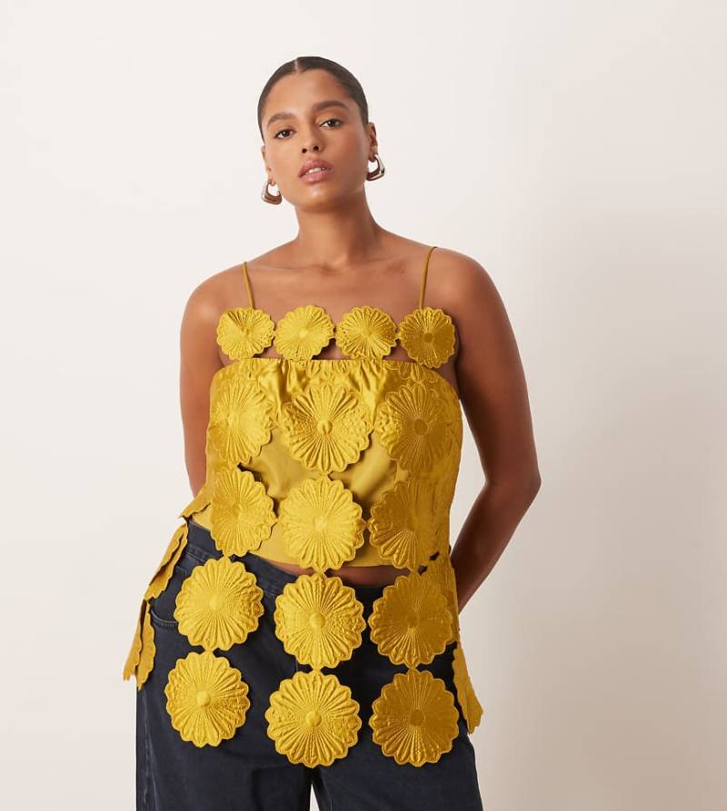ARRANGE Curve - Goldfarbenes Oberteil mit blumenförmigem Fransensaum im Cut-out-Design von ARRANGE