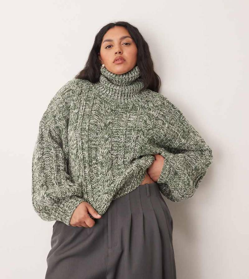 ARRANGE Curve - Hochgeschlossener Pullover aus Zwirngarn in Grün und Creme mit Zopfmuster von ARRANGE