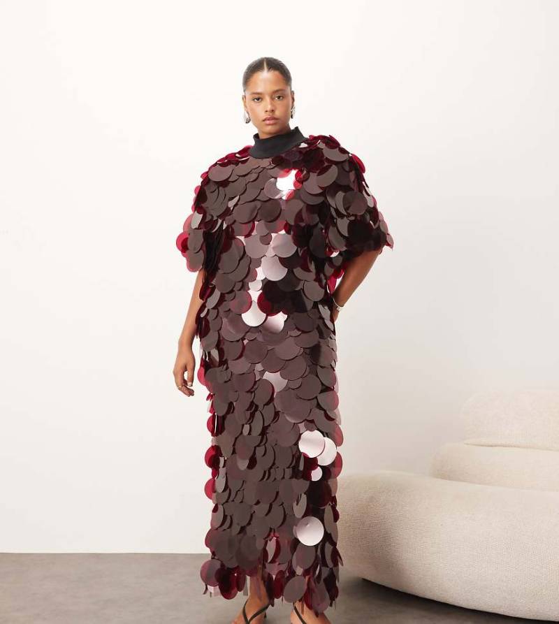 ARRANGE Curve - Hochgeschlossenes Maxikleid in Merlot mit Fransensaum und Scheibenpailletten-Rot von ARRANGE