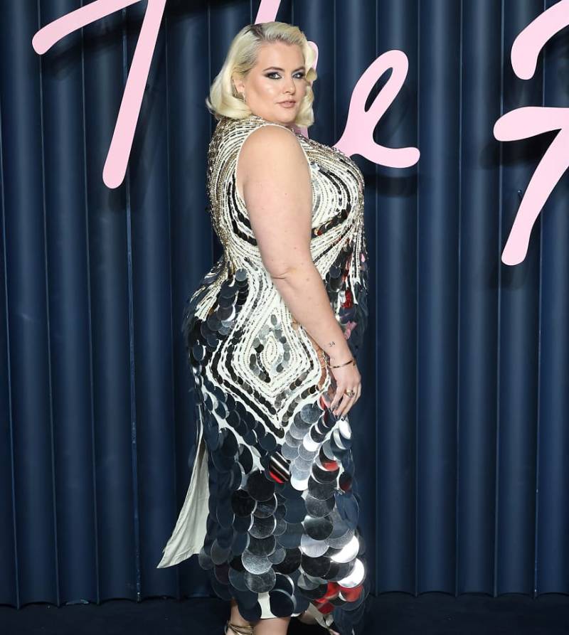 ARRANGE Curve - Hochgeschlossenes Maxikleid mit wellenförmigen linearen Verzierungen und eckigem Saum-Goldfarben von ARRANGE