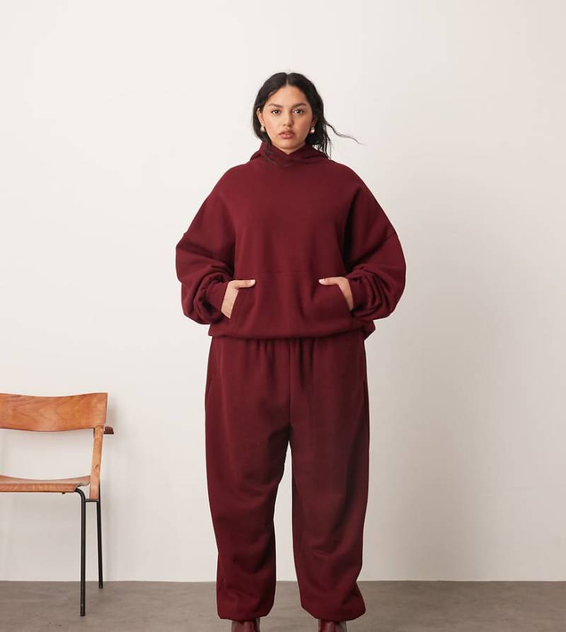 ARRANGE Curve - Hochwertige Oversize-Jogginghose in der Farbe Merlot aus schwerem Material mit Bündchen-Rot von ARRANGE