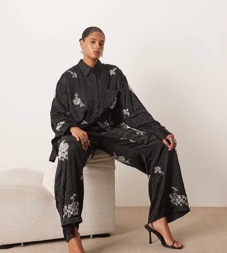 ARRANGE Curve - Hose aus schwarzem Satin mit Blumenverzierung und Knitterstruktur, Kombiteil ARRANGE Curve - Hose aus schwarzem Satin mit Blumenverzierung und Knitterstruktur, Kombiteil von ARRANGE