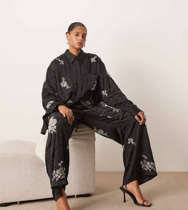 ARRANGE Curve - Hose aus schwarzem Satin mit Blumenverzierung und Knitterstruktur, Kombiteil ARRANGE Curve - Hose aus schwarzem Satin mit Blumenverzierung und Knitterstruktur, Kombiteil von ARRANGE