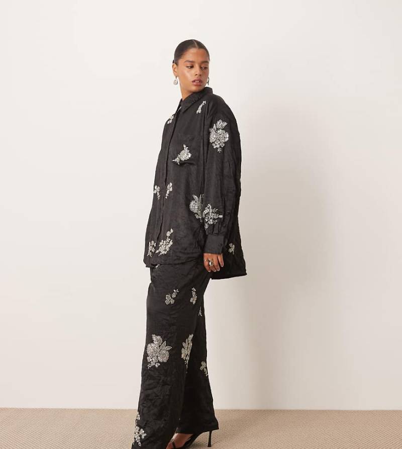 ARRANGE Curve - Hose aus schwarzem Satin mit Blumenverzierung und Knitterstruktur, Kombiteil ARRANGE Curve - Hose aus schwarzem Satin mit Blumenverzierung und Knitterstruktur, Kombiteil von ARRANGE