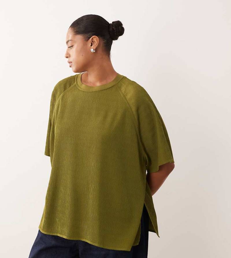 ARRANGE Curve - Hybrides, strukturiertes T-Shirt in Olivgrün mit Raglanärmeln von ARRANGE