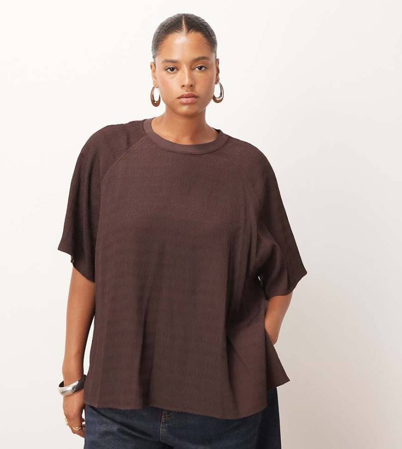 ARRANGE Curve - Hybrides, strukturiertes T-Shirt in Schokobraun mit Raglanärmeln-Brown von ARRANGE