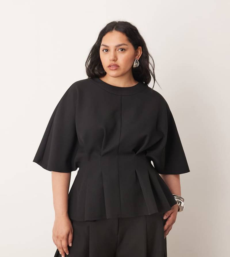 ARRANGE Curve - Kurzärmliges Oberteil in Schwarz mit plissierter Taille, Kombiteil von ARRANGE