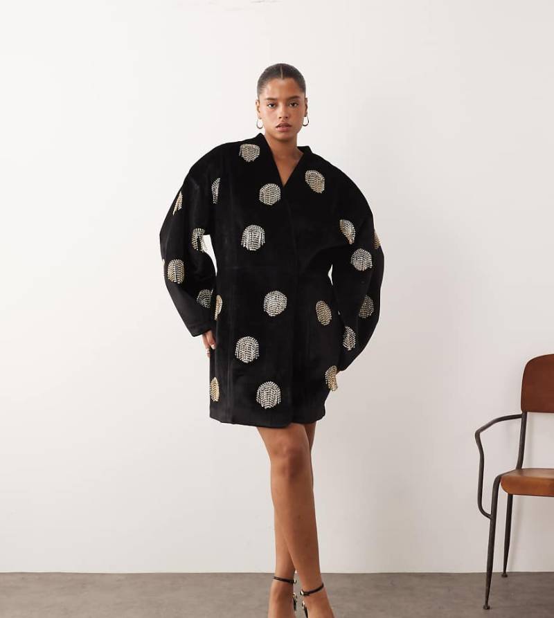 ARRANGE Curve - Kurzes Wickelkleid aus Samt in Schwarz mit kreisförmigen Verzierungen von ARRANGE