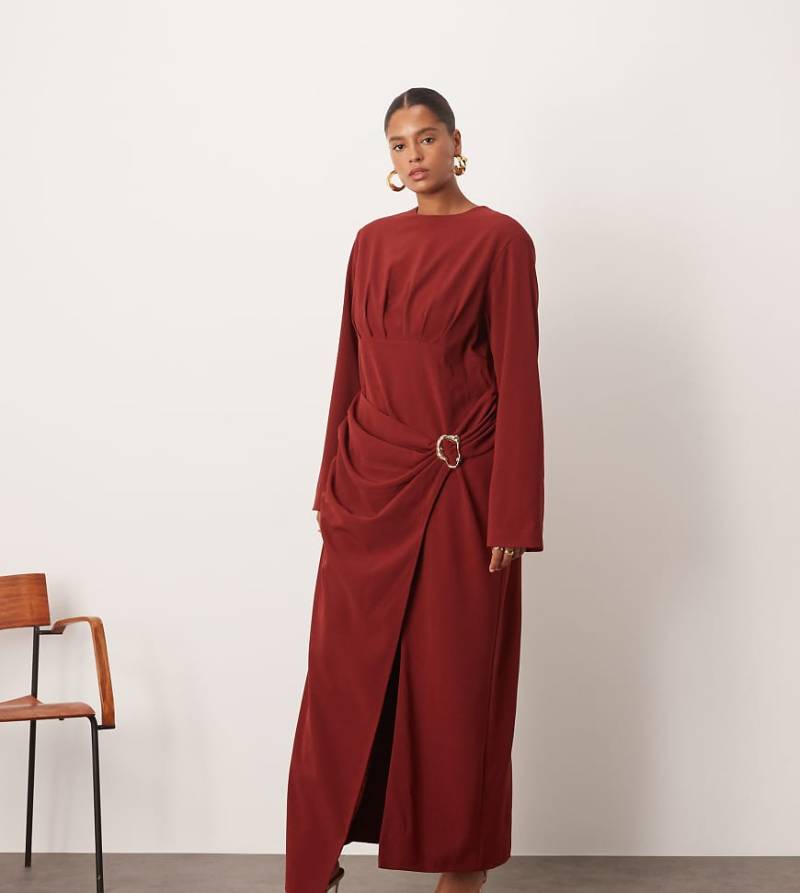 ARRANGE Curve - Langärmliges, drapiertes Maxikleid aus Satin in Rot mit goldfarbenem Metallbesatz von ARRANGE