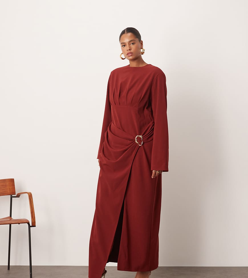 ARRANGE Curve - Langärmliges, drapiertes Maxikleid aus Satin in Rot mit goldfarbenem Metallbesatz von ARRANGE