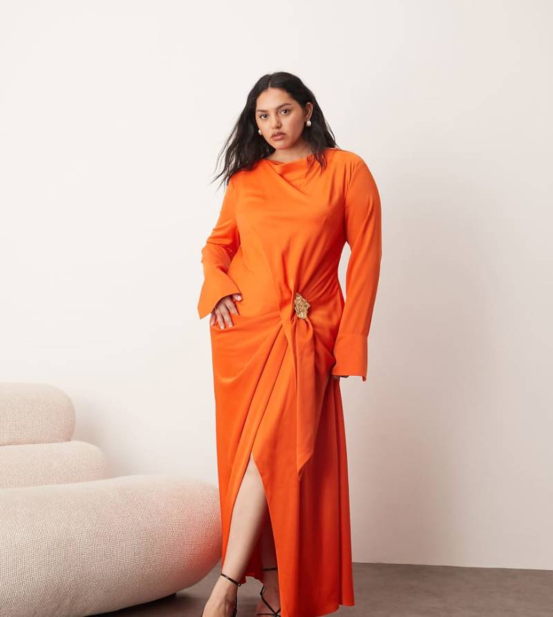 ARRANGE Curve - Langärmliges, drapiertes Maxikleid in Orange mit Metall-Besatz in geschmolzener Optik von ARRANGE