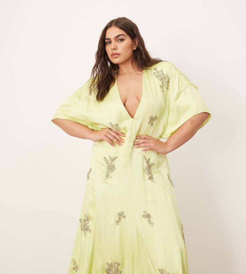 ARRANGE Curve - Limettengrünes Freizeitkleid im Stil der modernen 30er mit Blumenverzierung von ARRANGE
