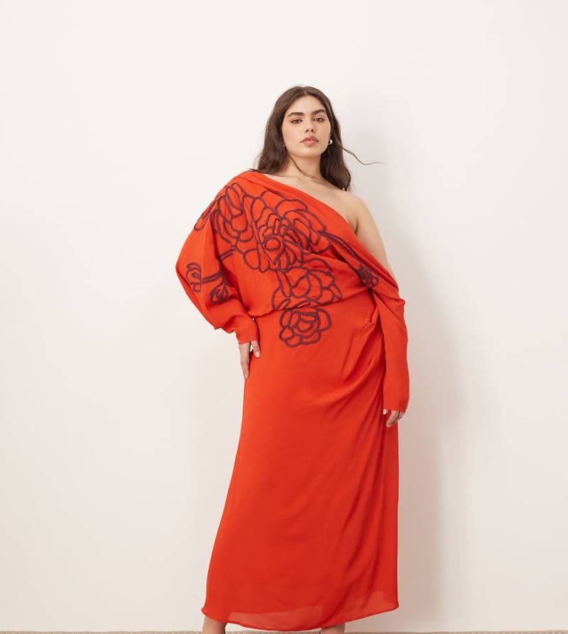 ARRANGE Curve - Lineares, mit Blumen besticktes Midikleid in Rot mit locker sitzender Schulter-Drapierung von ARRANGE