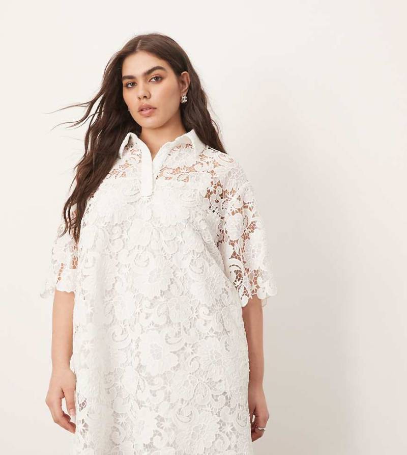 ARRANGE Curve - T-Shirt-Minikleid aus Spitze in Weiß mit Polokragen von ARRANGE