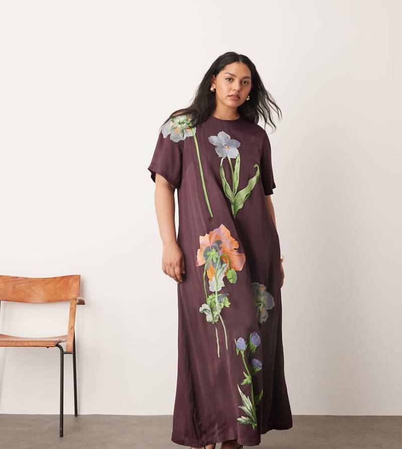 ARRANGE Curve - Maxi-T-Shirt-Kleid aus Satin in Schokobraun mit Blumenstickerei-Rot von ARRANGE