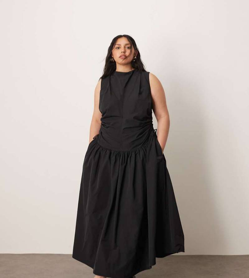 ARRANGE Curve - Midaxi-Kleid in Schwarz mit tief angesetzter Taille, gerüschtem Detail und Stehkragen von ARRANGE