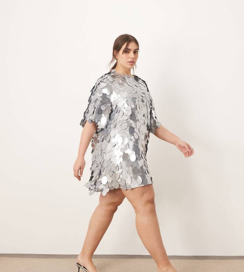 ARRANGE Curve - Mit Scheibenpailletten verziertes kurzes T-Shirt-Kleid in Hellblau von ARRANGE