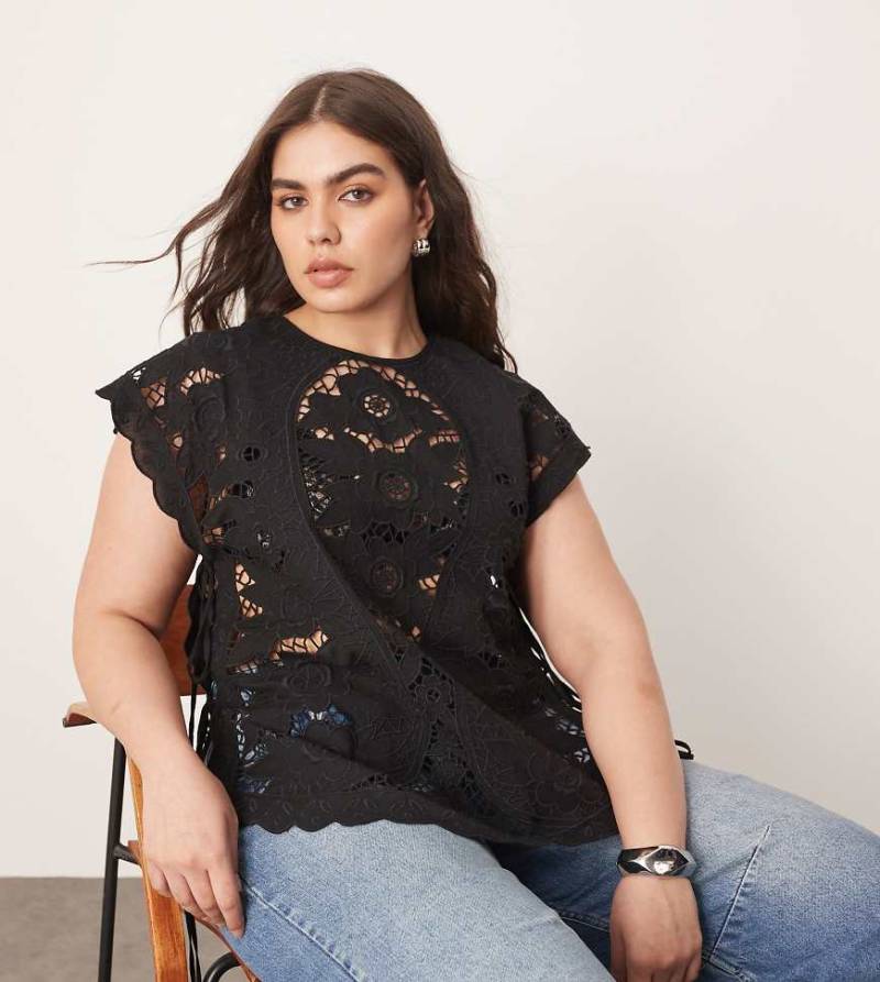 ARRANGE Curve - Oberteil aus Baumwolle in Schwarz mit gesticktem Lochmuster und seitlichen Bindebändern von ARRANGE