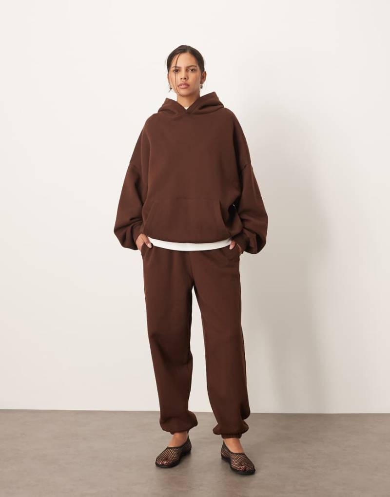 ARRANGE - Oversize-Jogginghose aus hochwertigem, schwerem Material in Schokobraun mit Bündchen von ARRANGE