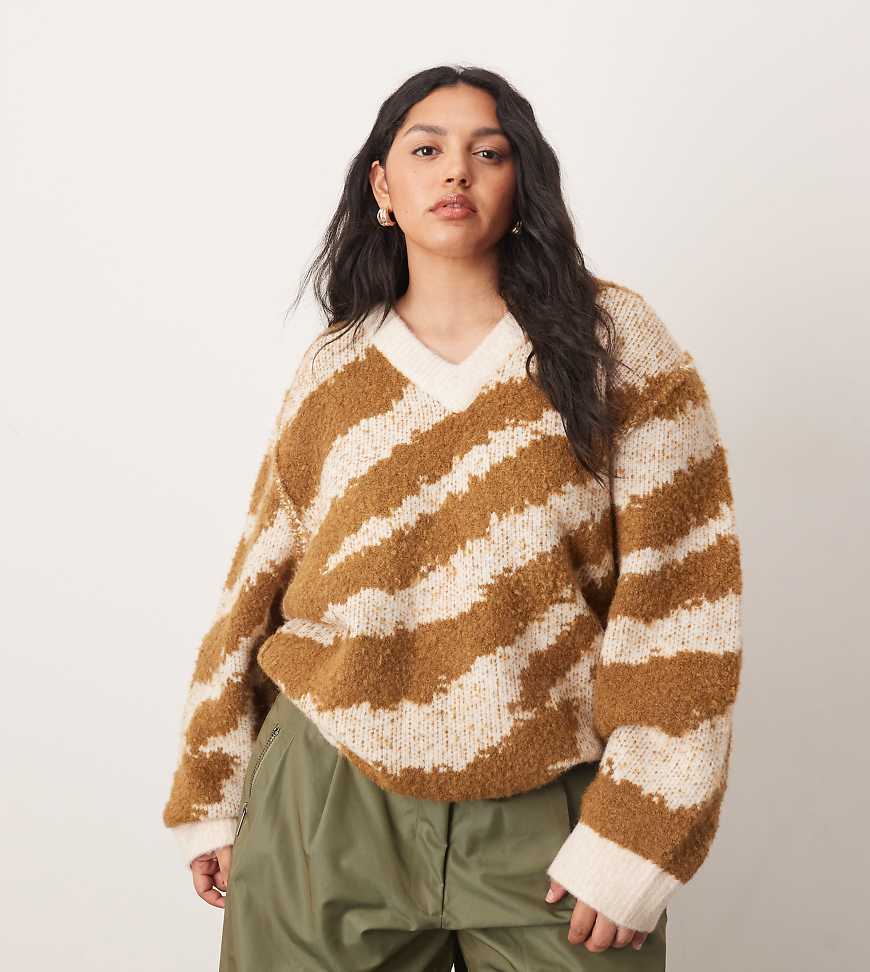 ARRANGE Curve - Oversize-Strickpullover mit V-Ausschnitt, geschwungenem Saum und Tiger-Intarsienmuster in Toffeebraun und Creme-Bunt ARRANGE Curve - Oversize-Strickpullover mit V-Ausschnitt, geschwungenem Saum und Tiger-Intarsienmuster in Toffeebraun und Creme-Bunt von ARRANGE