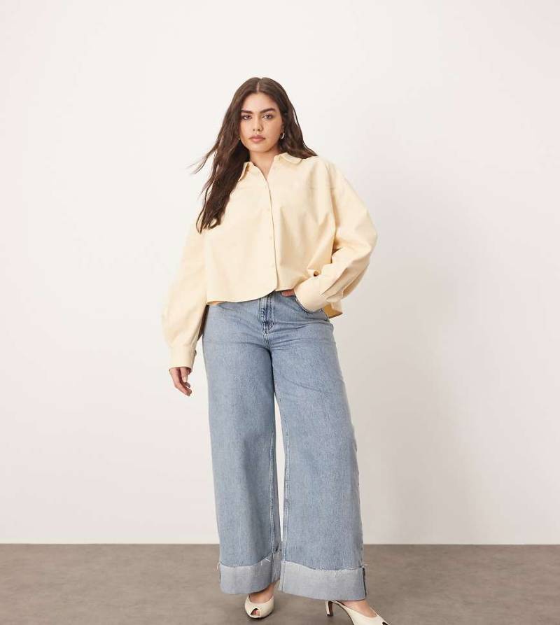 ARRANGE Curve - Parker - Weite Jeans in hellblauer Waschung mit hohem Bund und Umschlagsaum von ARRANGE