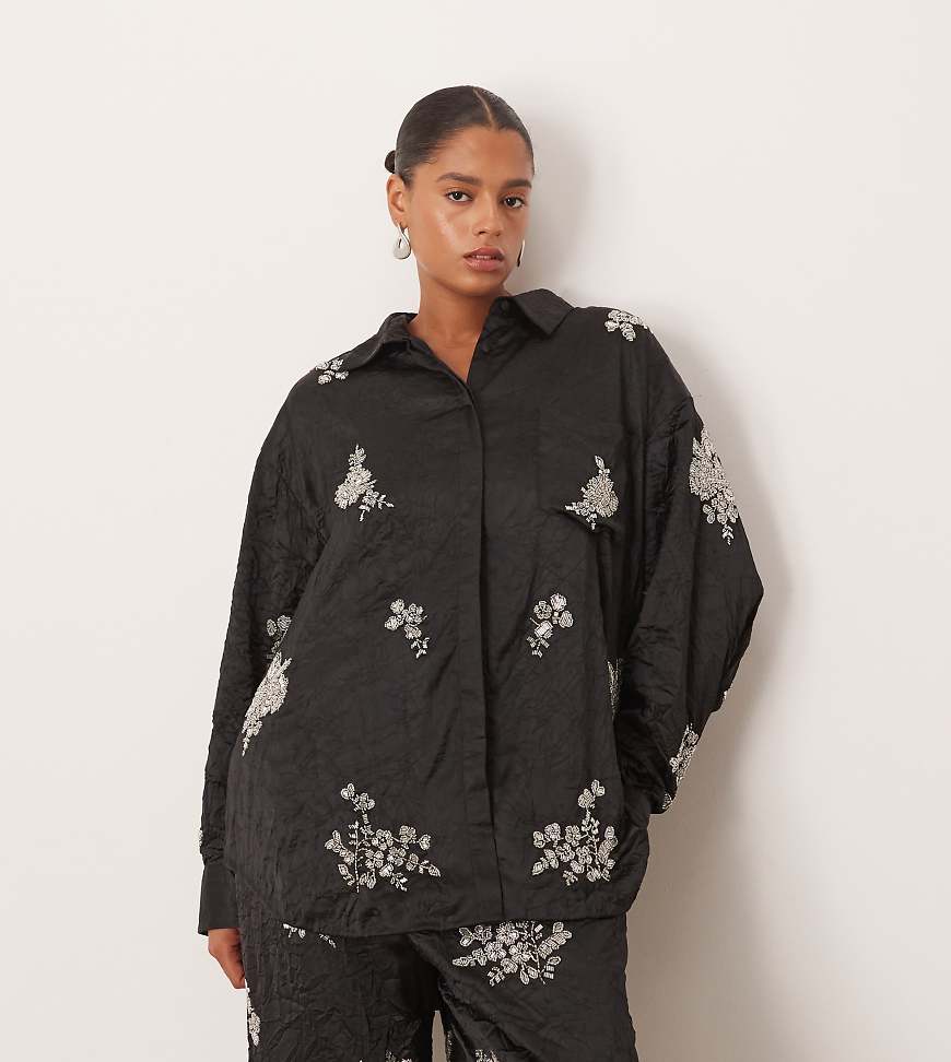 ARRANGE Curve - Satin-Hemdbluse in Schwarz mit Blumenverzierung und Knitterstruktur, Kombiteil von ARRANGE