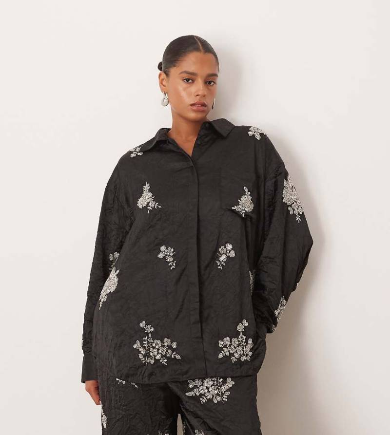 ARRANGE Curve - Satin-Hemdbluse in Schwarz mit Blumenverzierung und Knitterstruktur, Kombiteil von ARRANGE