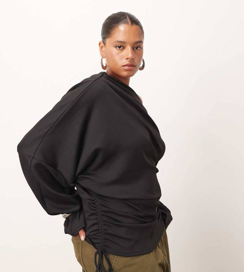 ARRANGE Curve - Schulterfreies Jersey-Oberteil in Schwarz mit weiten Ärmeln und gerafftem Saum von ARRANGE