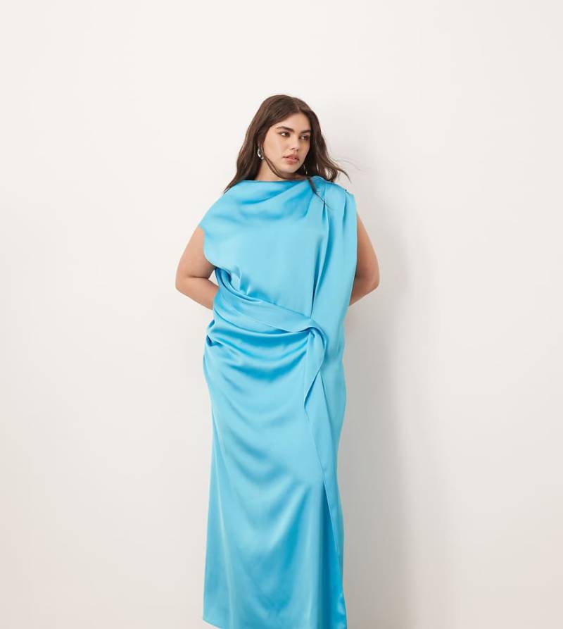 ARRANGE Curve - Schulterfreies Maxikleid aus Satin in leuchtendem Blau mit seitlicher Drapierung von ARRANGE