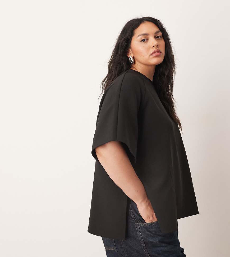 ARRANGE Curve - Schweres T-Shirt aus Crepe in Schwarz mit geripptem Ausschnitt von ARRANGE