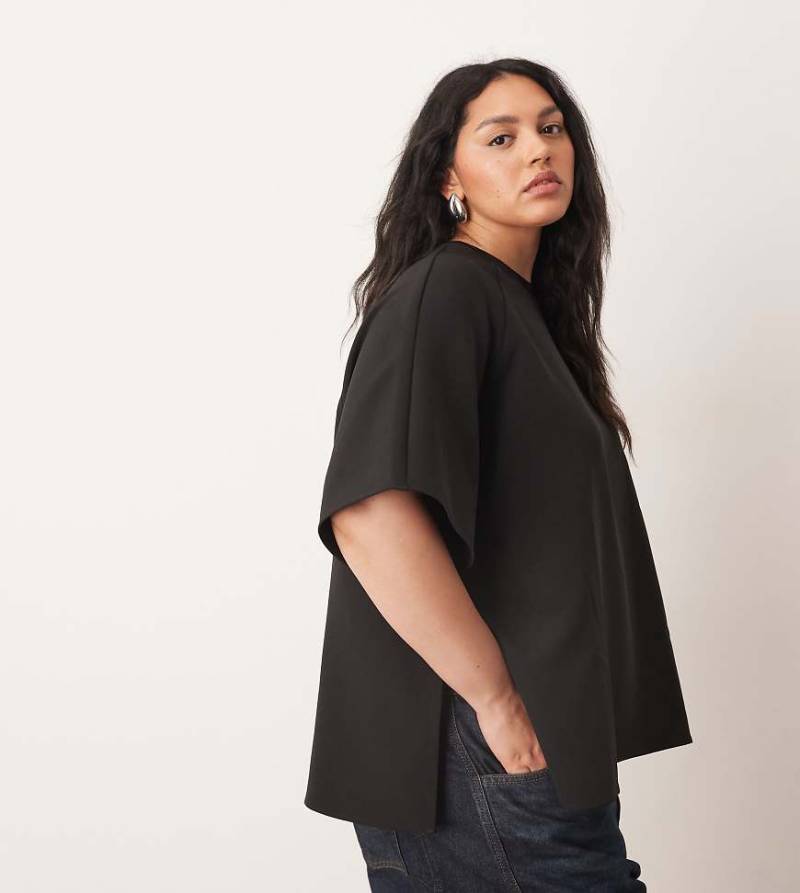 ARRANGE Curve - Schweres T-Shirt aus Crepe in Schwarz mit geripptem Ausschnitt von ARRANGE