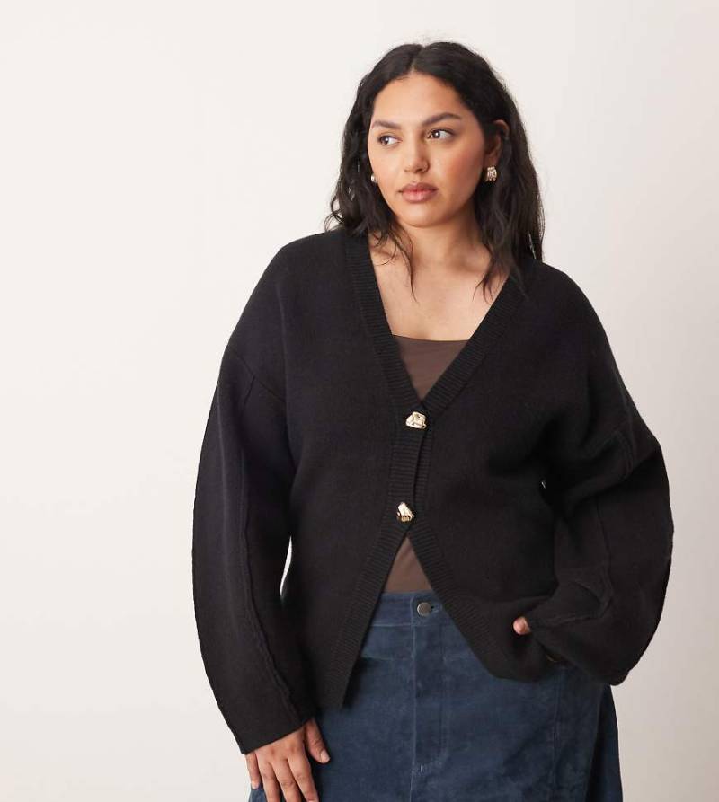 ARRANGE Curve - Strickjacke in Schwarz mit ovalen Ärmeln und geformter Taille von ARRANGE
