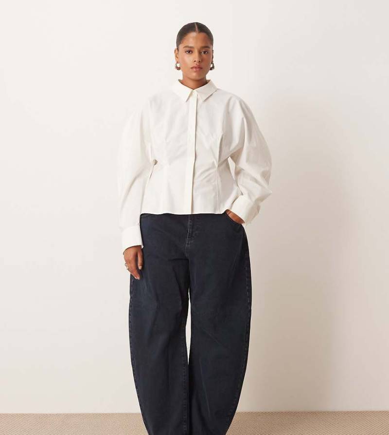 ARRANGE Curve - Tova - Schmal zulaufende Jeans in Blauschwarz mit Umschlagsaum und abgerundetem Bein von ARRANGE