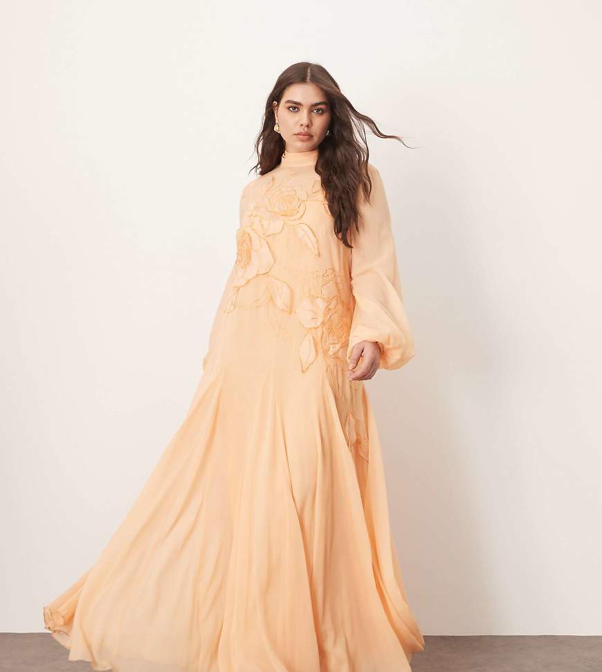 ARRANGE Curve - Trapezförmiges Maxikleid in Apricot mit Blousonärmeln, gebundenem Ausschnitt und Blumenapplikation-Orange von ARRANGE