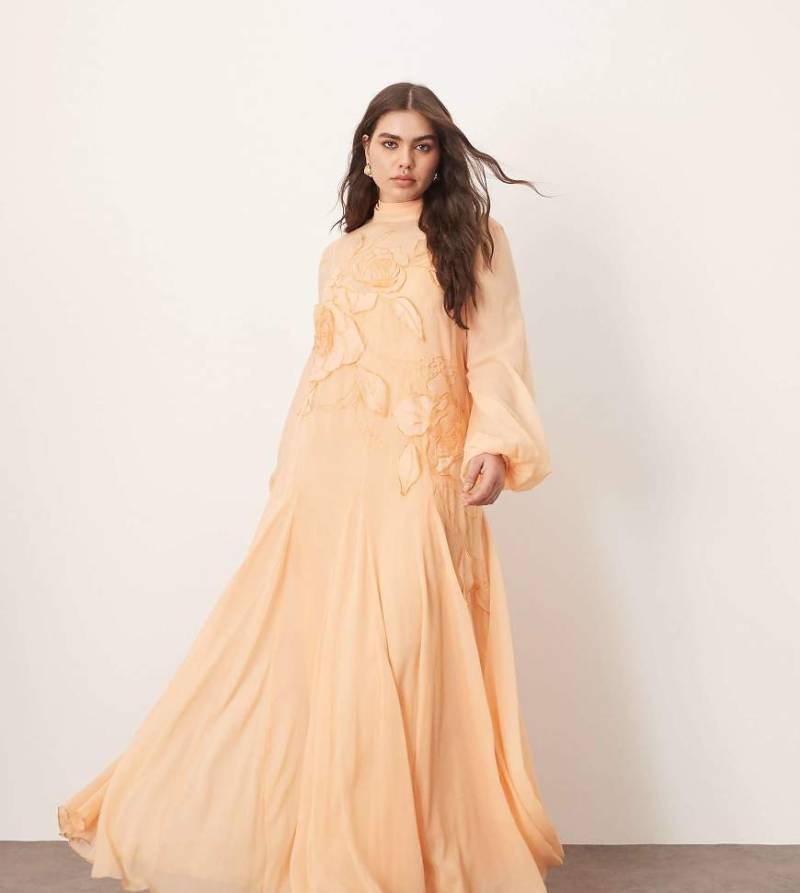 ARRANGE Curve - Trapezförmiges Maxikleid in Apricot mit Blousonärmeln, gebundenem Ausschnitt und Blumenapplikation-Orange von ARRANGE