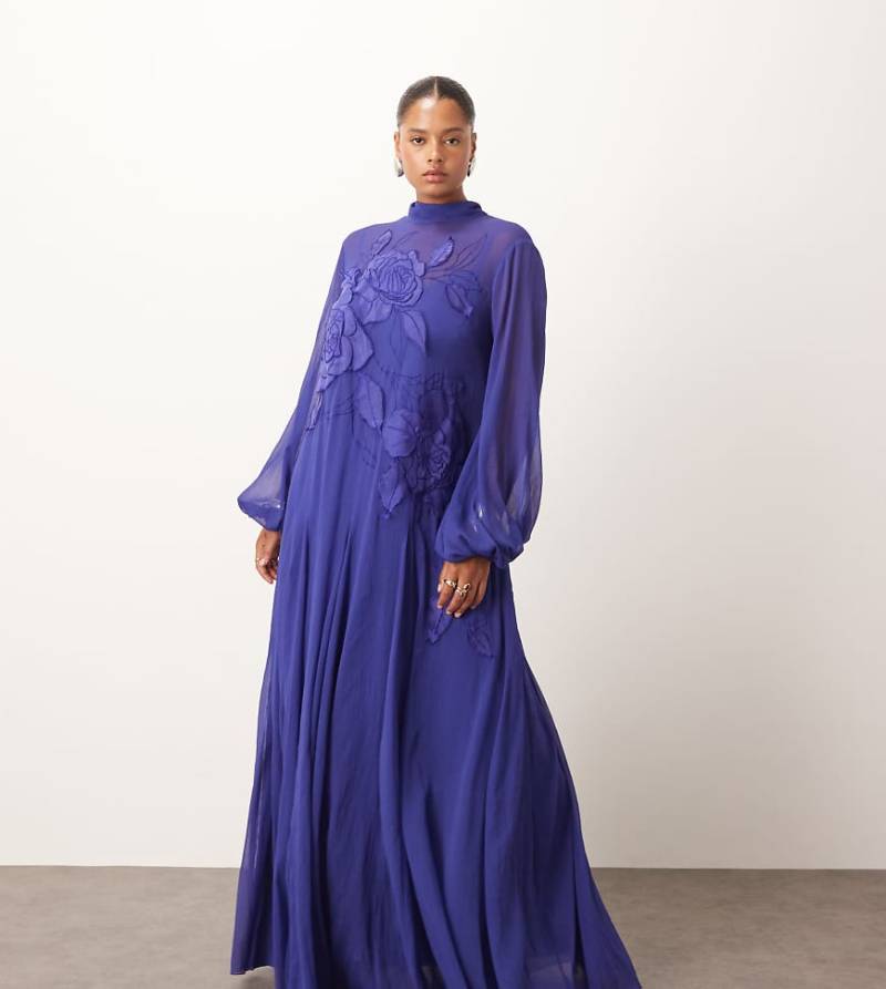 ARRANGE Curve - Trapezförmiges Maxikleid in Kobaltblau mit Blousonärmeln, gebundenem Ausschnitt und Blumenapplikation ARRANGE Curve - Trapezförmiges Maxikleid in Kobaltblau mit Blousonärmeln, gebundenem Ausschnitt und Blumenapplikation von ARRANGE