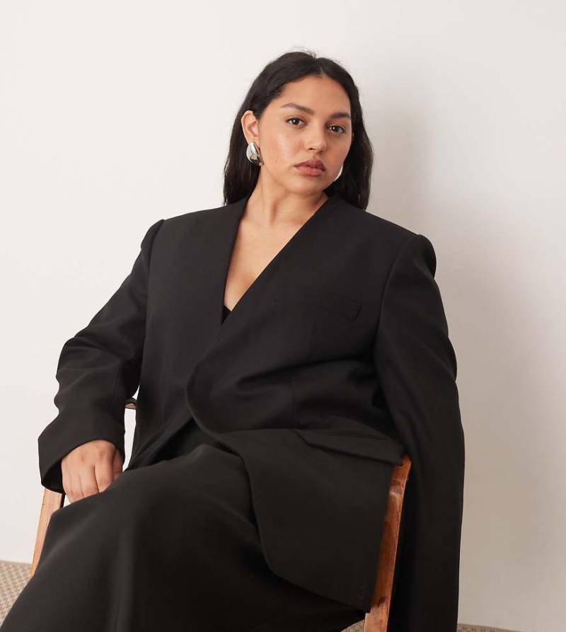 ARRANGE Curve - Ultimate - Kragenloser Blazer in Schwarz von ARRANGE