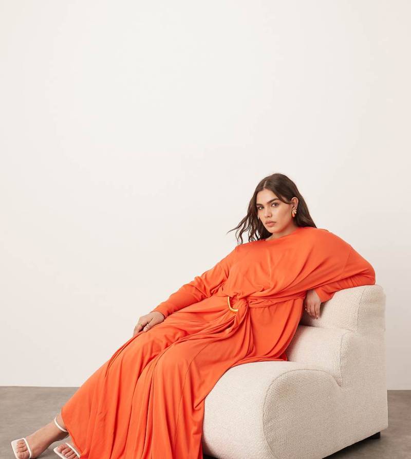 ARRANGE Curve - Weiches Maxikleid in Rot mit Falten und Detail aus Metall von ARRANGE