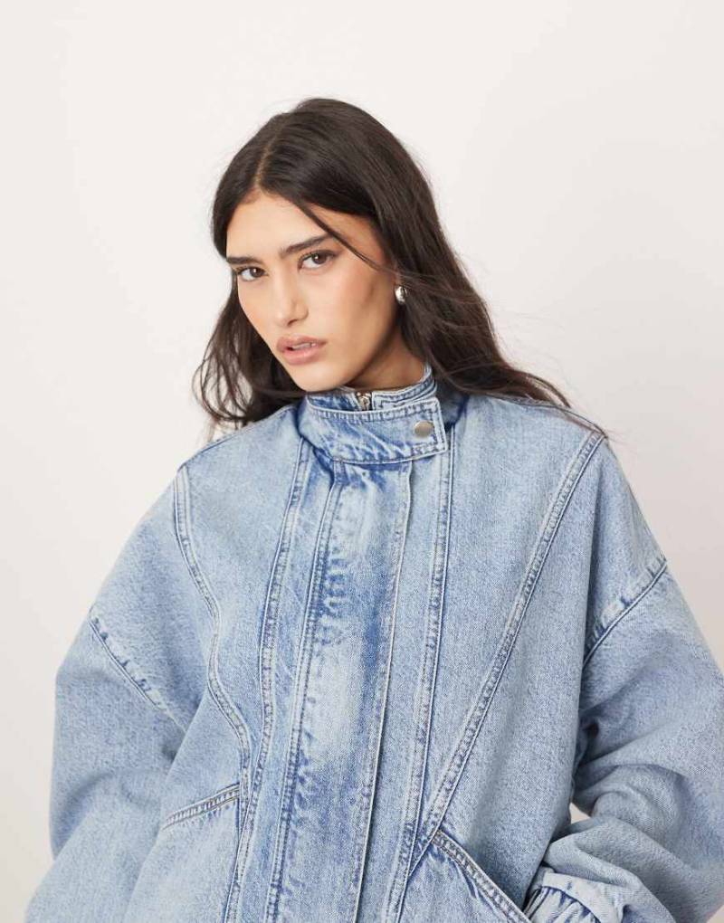 ARRANGE - Denim-Bomberjacke in hellblauer Waschung mit Nahtdetail im Stil der 90er von ARRANGE