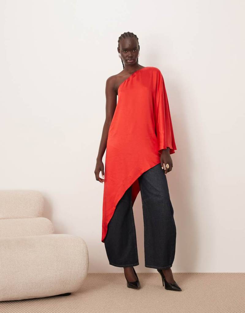 ARRANGE - Drapiertes, asymmetrisches One-Shoulder-Oberteil aus Satin in Cremeweiß-Rot ARRANGE - Drapiertes, asymmetrisches One-Shoulder-Oberteil aus Satin in Cremeweiß-Rot von ARRANGE