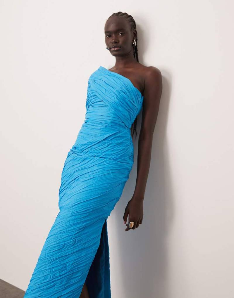 ARRANGE - Drapiertes Maxikleid in Blau mit Struktur und One-Shoulder-Design von ARRANGE