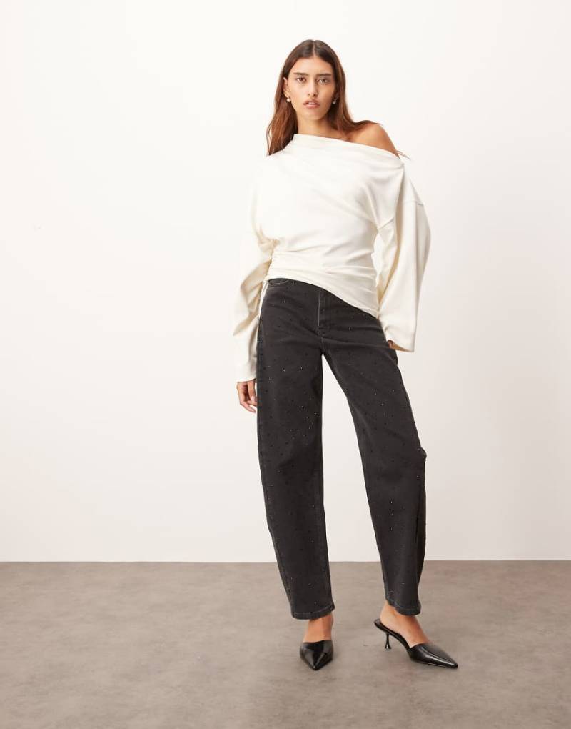 ARRANGE - Eden - Jeans in Schwarz mit Strassverzierung, hohem Bund und abgerundetem Beinschnitt von ARRANGE