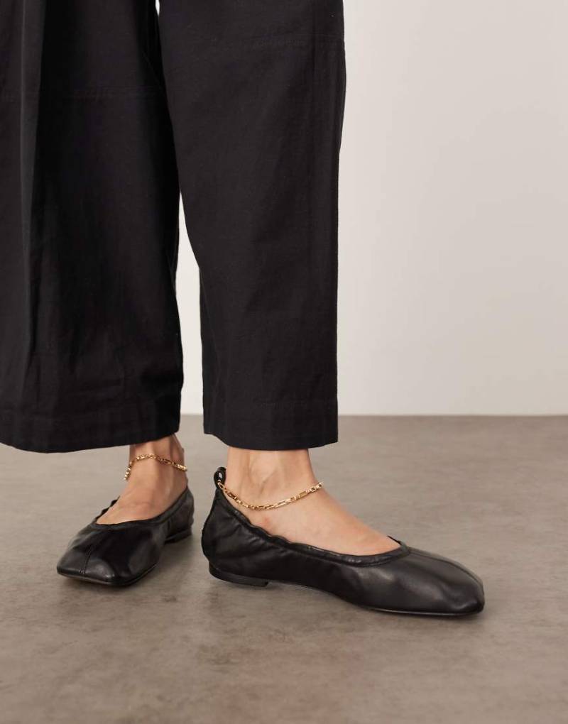 ARRANGE - Edie - Ballerinas aus hochwertigem Leder in Schwarz mit Kettendetail von ARRANGE