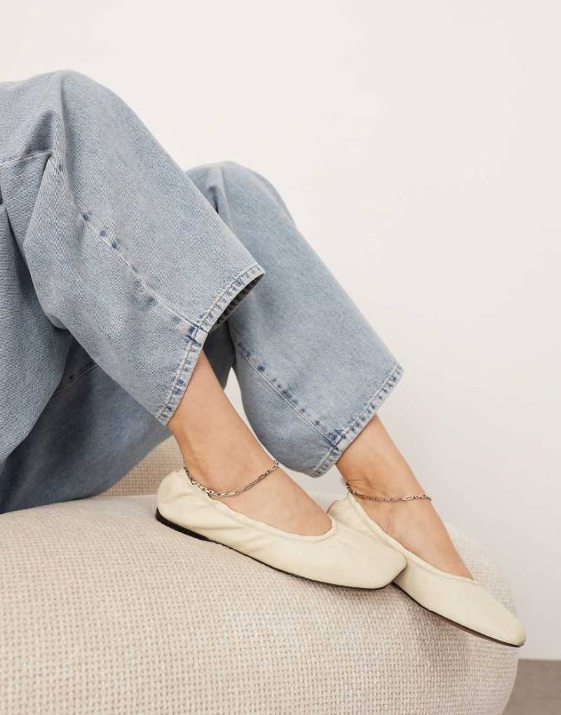 ARRANGE - Edie - Ballerinas aus hochwertigem Leder in Wollweiß mit Kettendetail-Gelb von ARRANGE