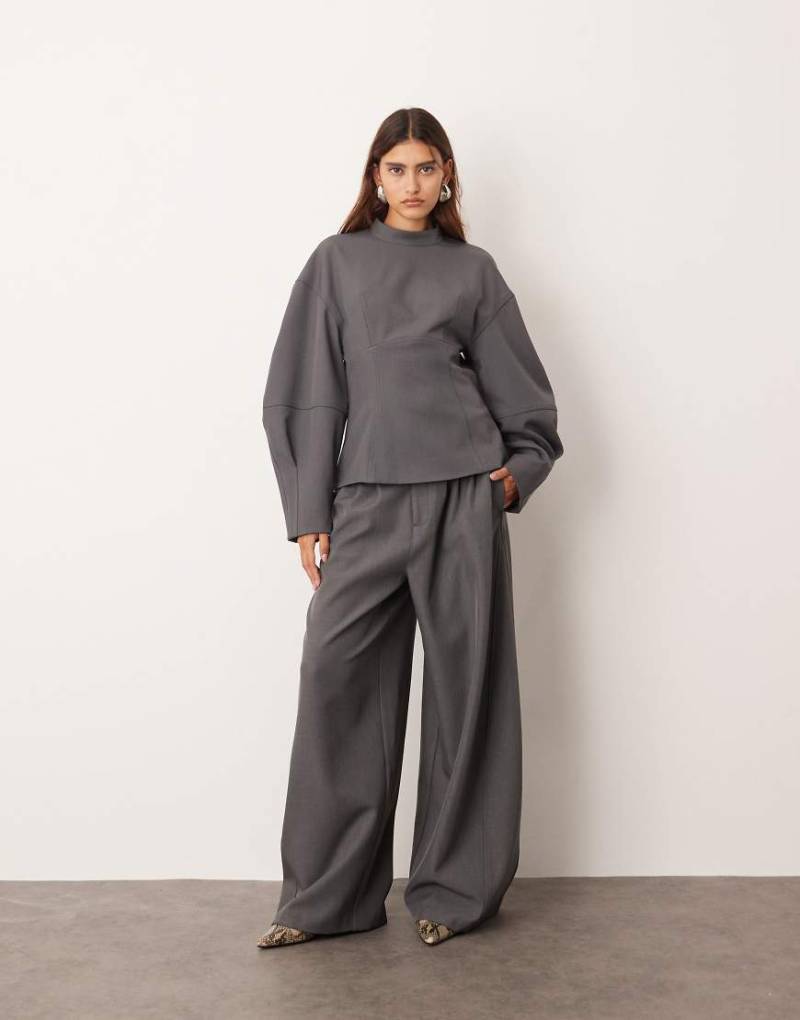 ARRANGE - Elegante Hose Bein in Grau mit weitem Bein und plissiertem Detail, Kombiteil ARRANGE - Elegante Hose Bein in Grau mit weitem Bein und plissiertem Detail, Kombiteil von ARRANGE