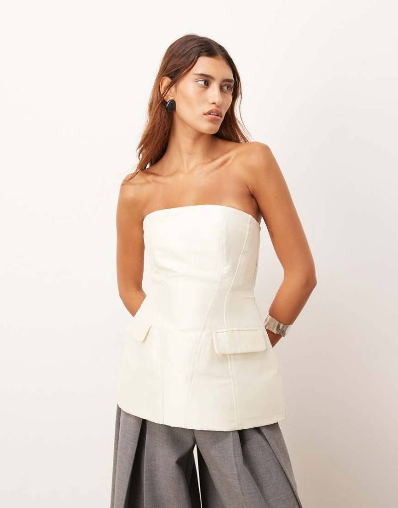 ARRANGE - Figurbetontes, trägerloses Oberteil in Elfenbeinweiß ARRANGE - Figurbetontes, trägerloses Oberteil in Elfenbeinweiß von ARRANGE