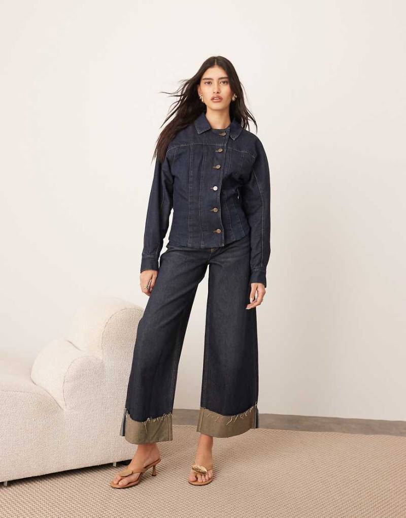 ARRANGE - Formende Jeansjacke in Indigoblau mit Knopfdetail von ARRANGE