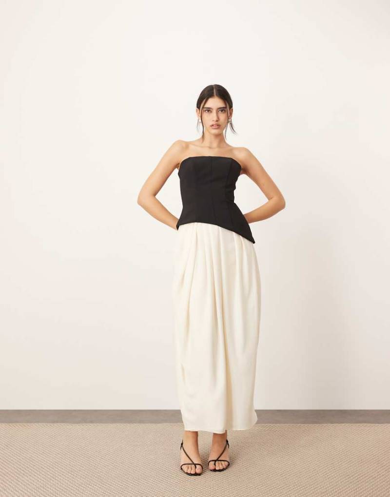 ARRANGE - Formgebendes, trägerloses Midikleid in kontrastierendem Schwarz-Weiß mit drapiertem Tulpenrock-Lila von ARRANGE