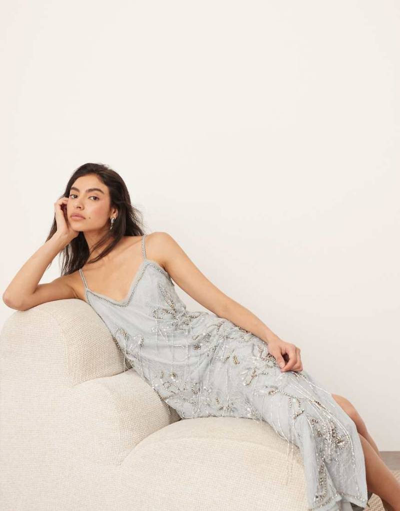 ARRANGE - Gerade geschnittenes Camisole-Midikleid in Hellblau mit Spitzenverzierung und Fransenbesatz in floralem Design von ARRANGE