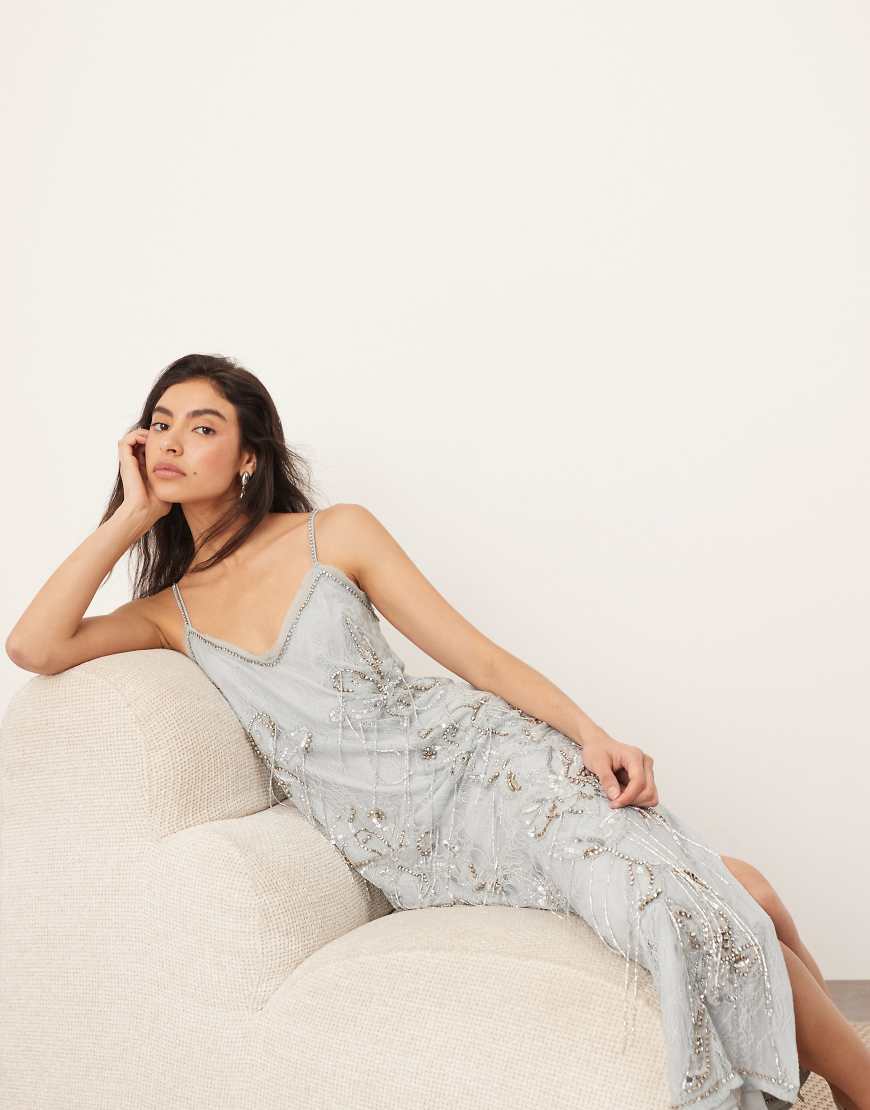 ARRANGE - Gerade geschnittenes Camisole-Midikleid in Hellblau mit Spitzenverzierung und Fransenbesatz in floralem Design von ARRANGE